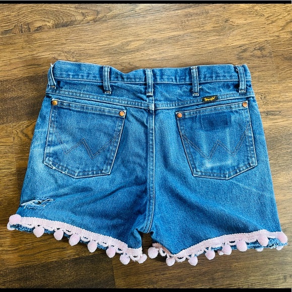 Wranglers cutoff shorts with embroidery & lace, Daisy Dukes, size 4-6 - Picture 2 of 7